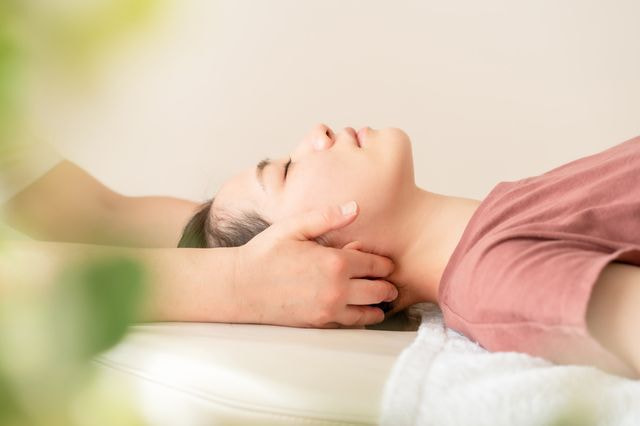 美容整体を受ける女性